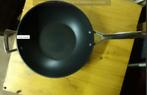 LE CREUSET  WOKPAN//30 cm Diameter, Huis en Inrichting, Keuken | Potten en Pannen, Gietijzer, Ophalen of Verzenden, Zo goed als nieuw