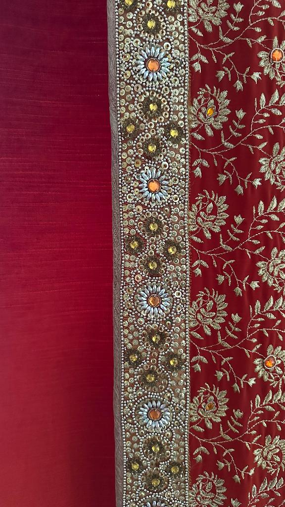 Indiase sari met gouddraad en steentjes, 100 tot 150 cm, 200 cm of meer, Ophalen of Verzenden, Zo goed als nieuw