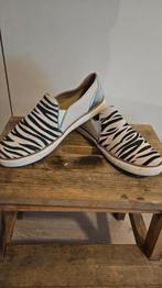 Zebra print loafers Poelman 38, Kleding | Dames, Schoenen, Ophalen of Verzenden, Zo goed als nieuw, Zwart, Instappers
