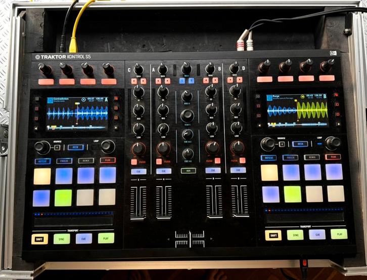 Traktor S5 + F1 DJ-set in Flightcase, Muziek en Instrumenten, Dj-sets en Draaitafels, Zo goed als nieuw, Dj-set, Overige merken