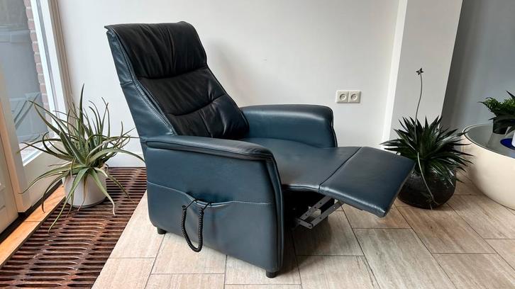 Accu Elektrische sta-op stoel op accu– donkerblauw leer, Huis en Inrichting, Fauteuils, Ophalen