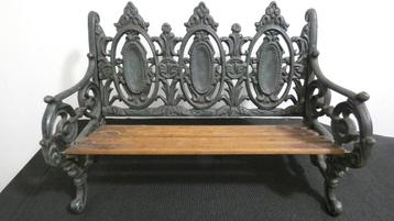 Oud gietijzeren miniatuur (poppen) bankje [1090] beschikbaar voor biedingen