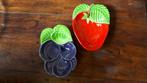 2 super leuke gave aardbeien en druiven schaaltjes, Huis en Inrichting, Keuken | Servies, Ophalen of Verzenden, Overige stijlen