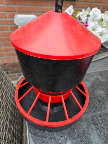 Kippen water en voer automaten. beschikbaar voor biedingen