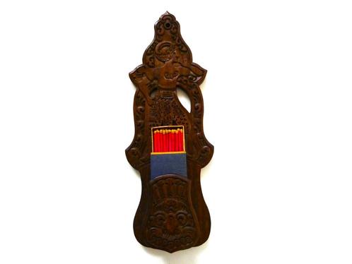 Een houtgesneden luciferhouder met Wayang figuur., Antiek en Kunst, Kunst | Beelden en Houtsnijwerken, Ophalen of Verzenden