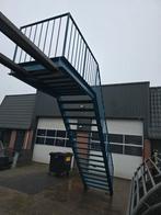 Stalen trap met bordes gegalv/blauw hoog 3,45mtr. Nob172, Doe-het-zelf en Verbouw, Ladders en Trappen, Ophalen, Zo goed als nieuw