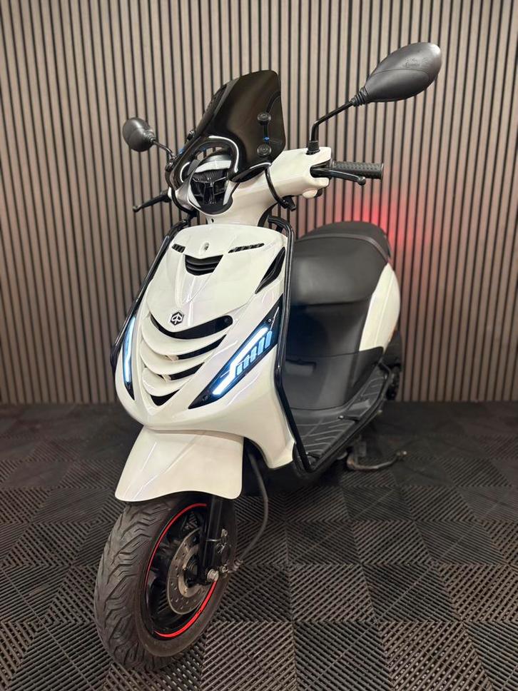 PIAGGIO ZIP 4T 3V BROM 2021 FULL OPTION PARELMOER WIT, Fietsen en Brommers, Scooters | Piaggio, Zo goed als nieuw, Zip, Maximaal 45 km/u