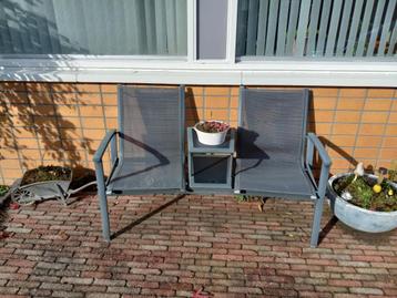 Eenstukse tuinstoel/bank voor twee personen beschikbaar voor biedingen