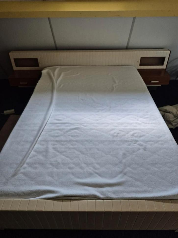 Bed vintage retro twijfelaar achterwand nachtkastjes hip, Huis en Inrichting, Slaapkamer | Complete slaapkamers, Gebruikt, Twijfelaar