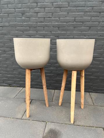 Mooie plantenbakken met houten poten beschikbaar voor biedingen