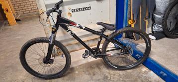 Mongoose dirtjumper met Marzocchi DirtJumper voorvork beschikbaar voor biedingen