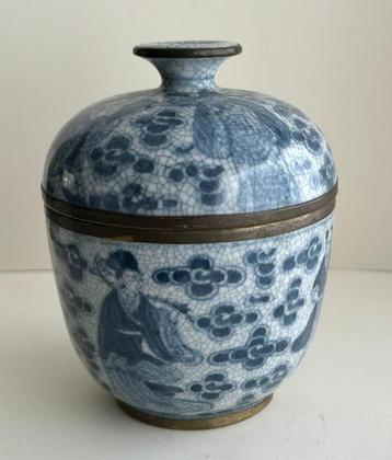 Chinees porselein - dekselpotje beschikbaar voor biedingen