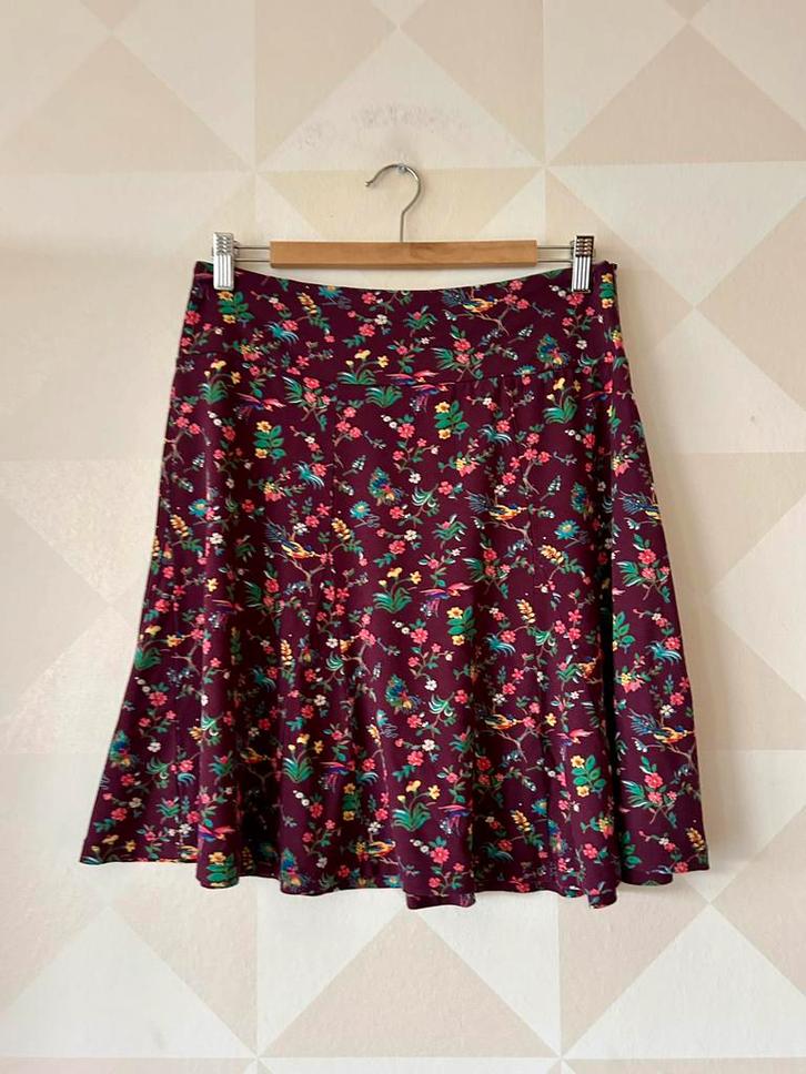 King Louie Swing Skirt rok paars bloem M/38 zgan, Kleding | Dames, Rokken, Zo goed als nieuw, Maat 38/40 (M), Paars, Knielengte
