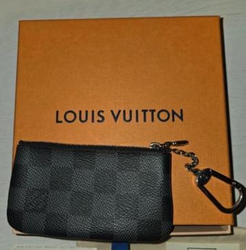 Louis vuitton key pouch  beschikbaar voor biedingen