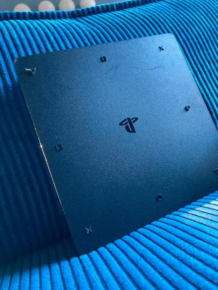 Sony PlayStation 4 + 2 controllers (zwart & rood), Computers en Software, Overige Computers en Software, Gebruikt, Ophalen of Verzenden