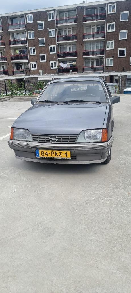 Opel Rekord 2.2 I 1986 Grijs, Auto's, Opel, Particulier, Overige modellen, Benzine, Sedan, Automaat, Geïmporteerd, Zilver of Grijs