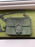 Groen Suède Schoudertas. Zilverkleurige schouderhengsel., Sieraden, Tassen en Uiterlijk, Tassen | Damestassen, Ophalen of Verzenden