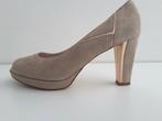 Beige suède pumps met open teen - maat 38,5 - merk Lilian, Pumps, Lilian, Beige, Ophalen of Verzenden