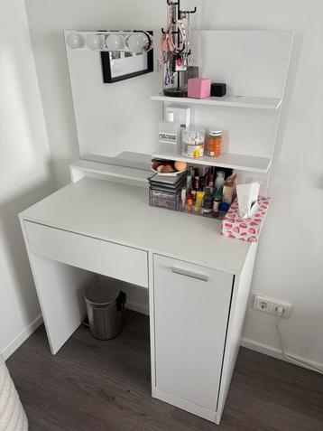 Witte kaptafel met spiegel beschikbaar voor biedingen