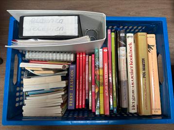Een krat vol mooie kookboeken beschikbaar voor biedingen