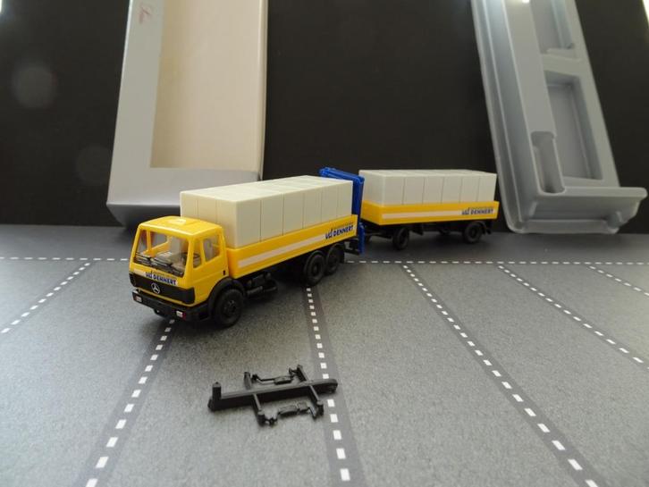 842 herpa mercedes sk dennert stenen + kraan 1:87 truck bouw, Hobby en Vrije tijd, Modelauto's | 1:87, Nieuw, Bus of Vrachtwagen