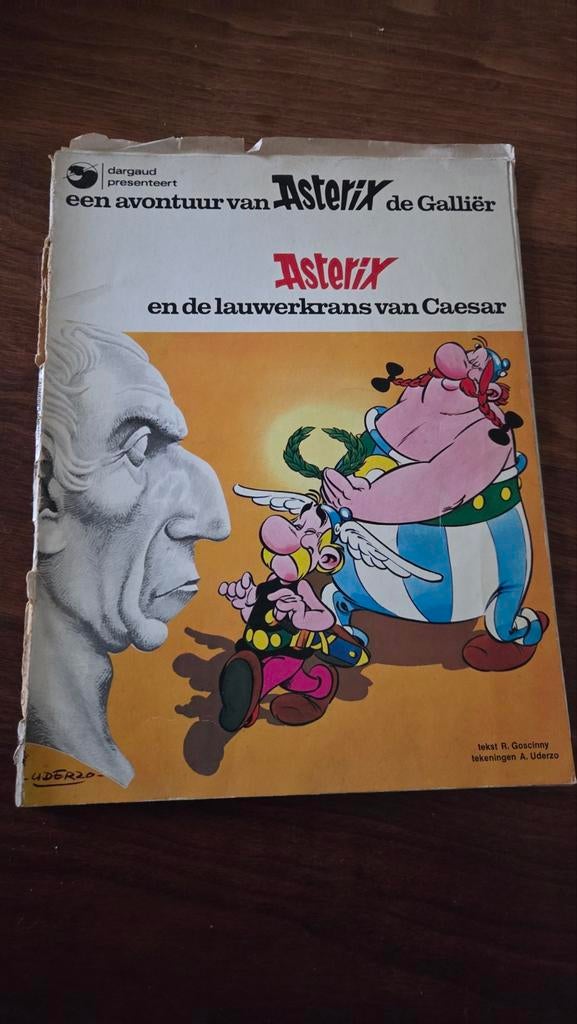 Asterix en de Lauwerkrans van Caesar - 1972 - Beschadigd, Eén stripboek, Ophalen of Verzenden, Gelezen, Goscinny/Uderzo