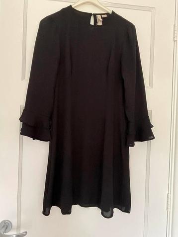 Leuke  zwarte  herfst/winter  jurk met ruches mouw M beschikbaar voor biedingen