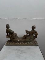 Antiek beeld van een koppel in een boot, Ophalen of Verzenden