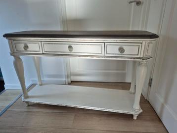 Wit met hout sidetable met 3 lades en plank beschikbaar voor biedingen