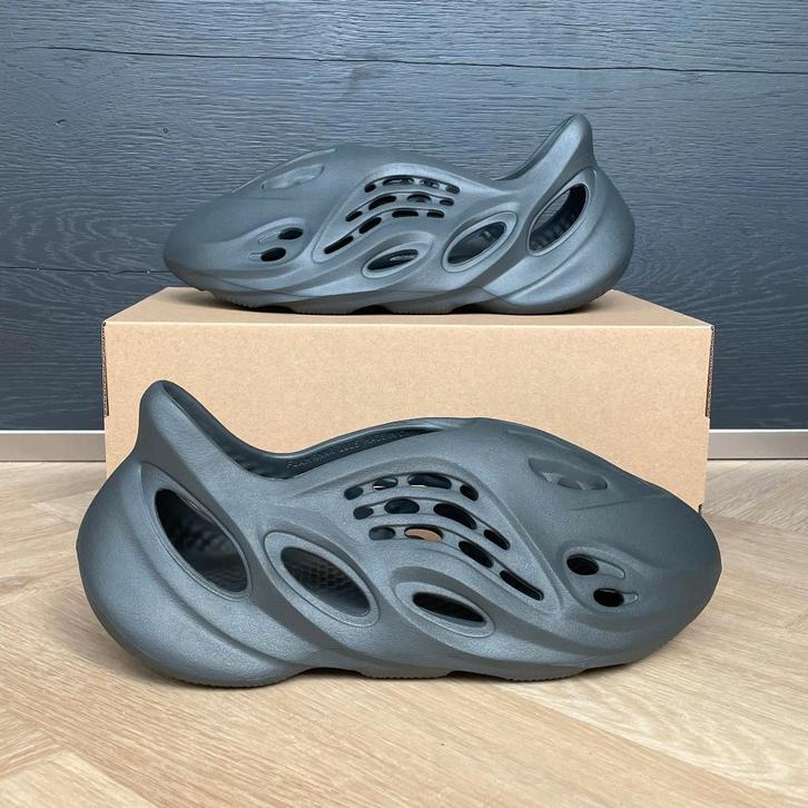 Yeezy Foam RNNR Carbon maat 47 NIEUW, Kleding | Heren, Schoenen, Nieuw, Zwart, Ophalen of Verzenden
