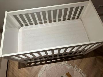 Ledikant baby + Aerosleep matras en gordijnen beschikbaar voor biedingen