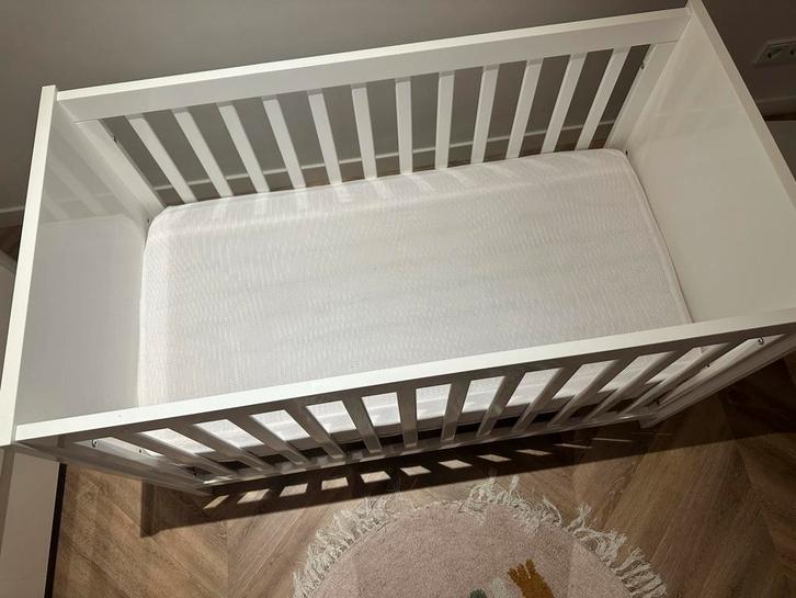 Ledikant baby + Aerosleep matras en gordijnen, Kinderen en Baby's, Babywiegjes en Ledikanten, Zo goed als nieuw, Ledikant, Ophalen