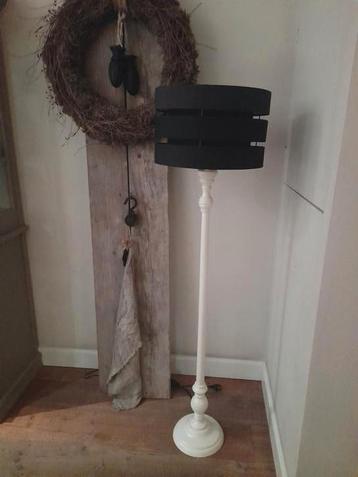 Vloerlamp landelijk beschikbaar voor biedingen