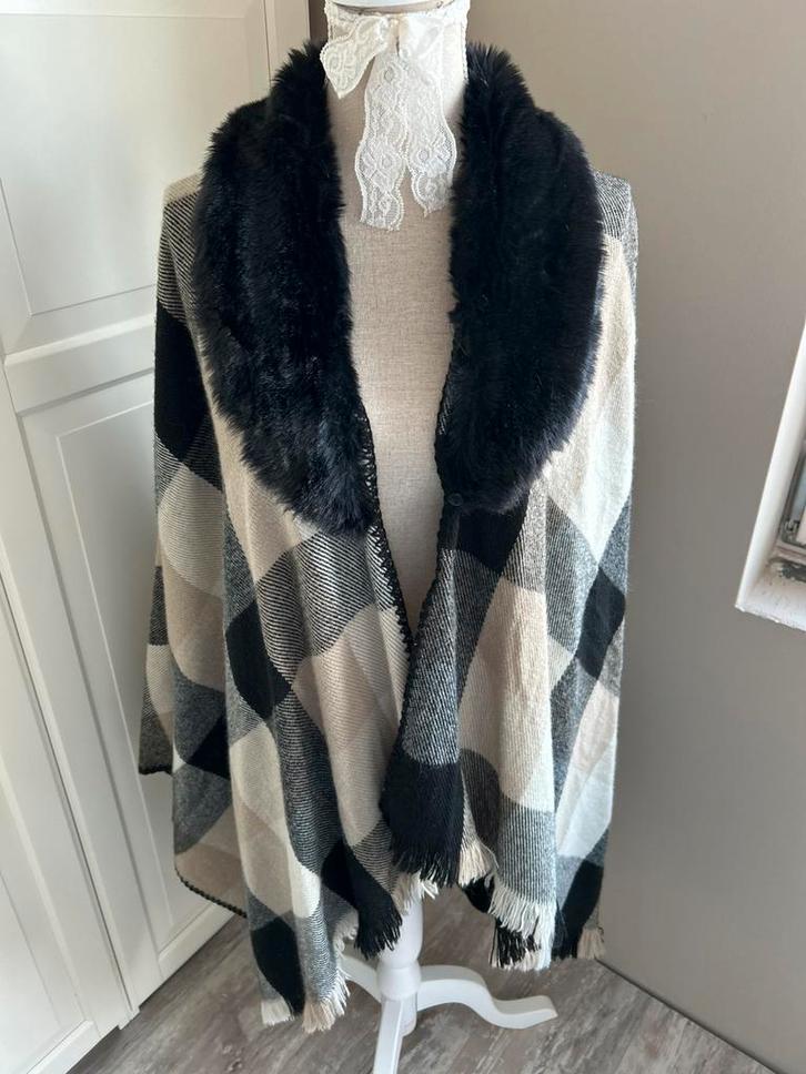 Beige geruite cape met bontkraagje van Atmosphere. Nieuw!, Kleding | Dames, Mutsen, Sjaals en Handschoenen, Nieuw, Verzenden