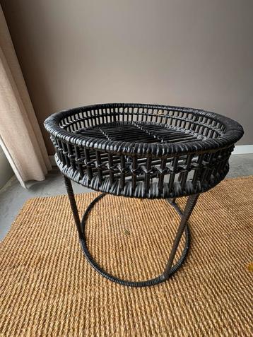Rieten bijzet tafel beschikbaar voor biedingen