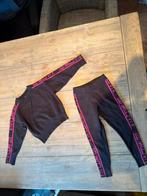 27. Prachtig joggingpak maat 98/104 Jill en Mitch., Ophalen of Verzenden, Zo goed als nieuw