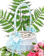 Mooie witte rieten strooimandje met blauw en wit kant., Ophalen of Verzenden, Nieuw, Feestartikel, Geboorte of Huwelijk