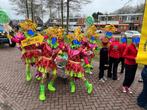 10 kleurige carnavals pakken, Ophalen, Gedragen