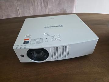 Panasonic PT-VMZ61 WUXGA 6200LM laser beamer met weinig uren beschikbaar voor biedingen