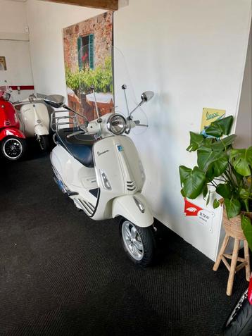 Vespa Primavera 50 4T // 2016 // Wit // Brom 45KM beschikbaar voor biedingen