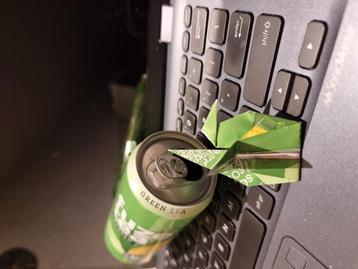 Gevouwen origami vogeltje uit Fuze Tea blikje beschikbaar voor biedingen