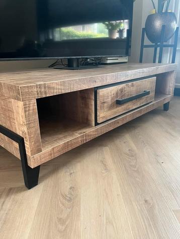 Industriele mango houten salontafel beschikbaar voor biedingen