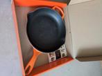 le creuset skillet 26 cm, Huis en Inrichting, Keuken | Potten en Pannen, Ophalen of Verzenden, Zo goed als nieuw, Gietijzer, Koekenpan of Braadpan