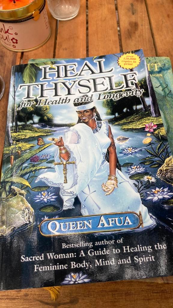 Heal thyself queen afua, Boeken, Esoterie en Spiritualiteit, Zo goed als nieuw, Spiritualiteit algemeen, Ophalen of Verzenden