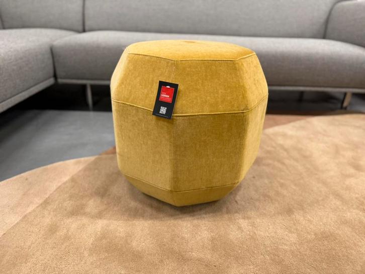 Nieuw Leolux Amulet Poef Lucir Topaz stof Design Kruk, Huis en Inrichting, Banken | Voetenbanken en Poefen, Nieuw, Minder dan 50 cm