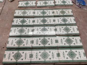 15 antieke randtegels blauwgroen decor 15 x7,5cm, 2,25 meter beschikbaar voor biedingen