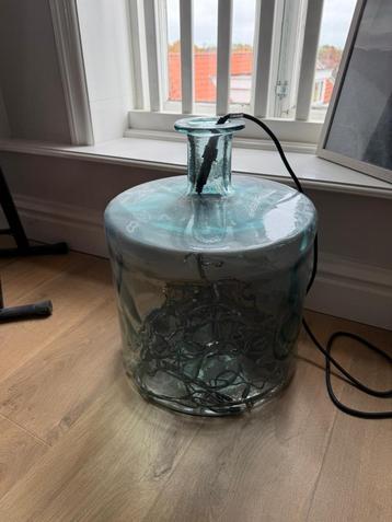 Grote glazen vaas met sfeerverlichting beschikbaar voor biedingen