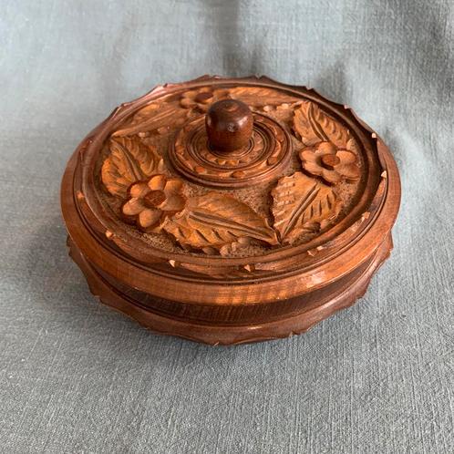 Vintage handgesneden houten ronde doos / tabakspot, Antiek en Kunst, Kunst | Beelden en Houtsnijwerken, Ophalen of Verzenden
