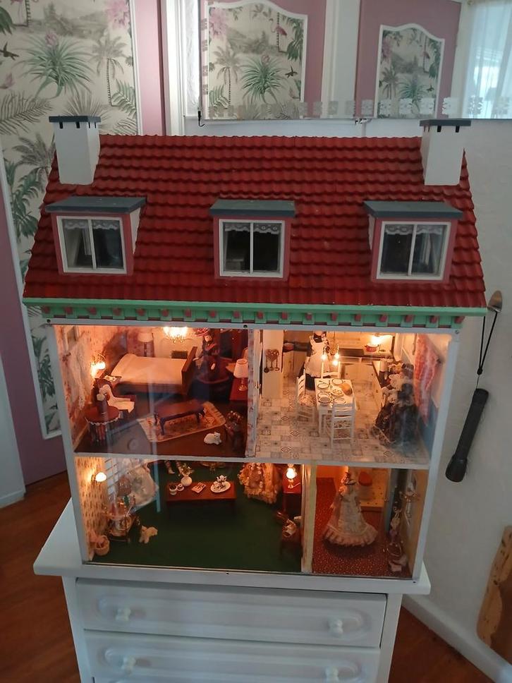 Poppenhuis in zeer goede staat met verlichting., Verzamelen, Poppenhuizen en Toebehoren, Zo goed als nieuw, Poppenhuis, Ophalen of Verzenden