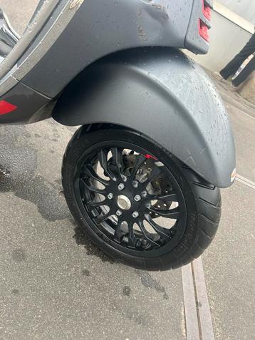 Vespa sprint 2021 beschikbaar voor biedingen